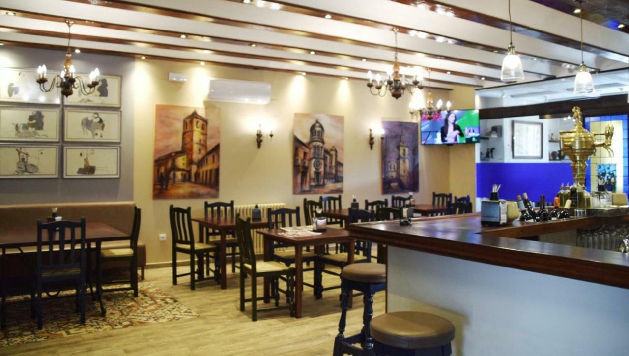 Hostal Restaurante San Isidro Quintanar de la Orden Exterior foto