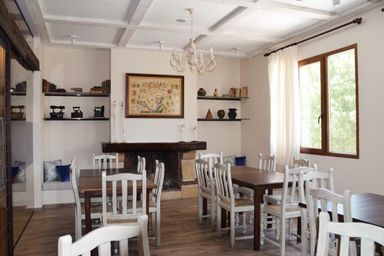 Hostal Restaurante San Isidro Quintanar de la Orden Exterior foto